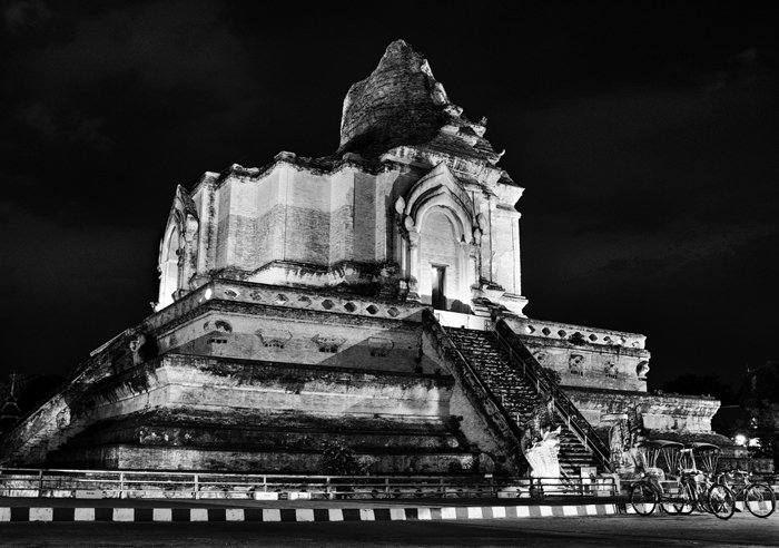 Черно-белая фотография ночного Ват Чеди Луанг в Чиангмае.