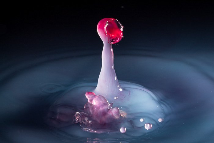 Фотография красного водосплеска в воде