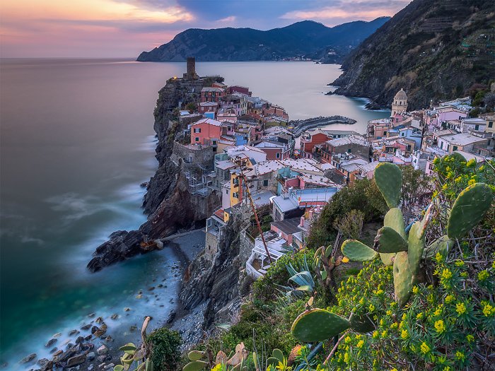 Фотография с длинной выдержкой прибрежного города и морского пейзажа в Италии.