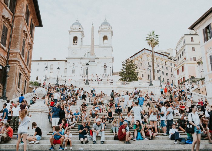 Туристическая фотография толпы туристов в Риме. 