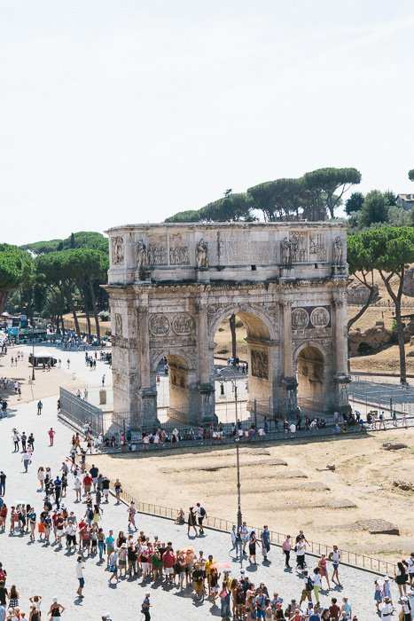 Туристическая фотография толпы туристов в Риме. 