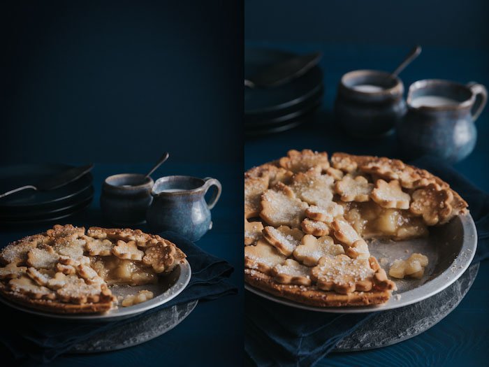 Диптих фотоколлаж, показывающий 2 разных ракурса печеного яблочного пирога с синей посудой, столовыми приборами и фоном. The Best Camera Angles for Food Photography