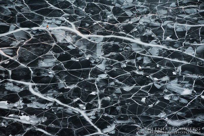 Фотография фигуры, идущей по текстурированному ледяному ландшафту, автор Erlend & Orsolya Haarberg. 