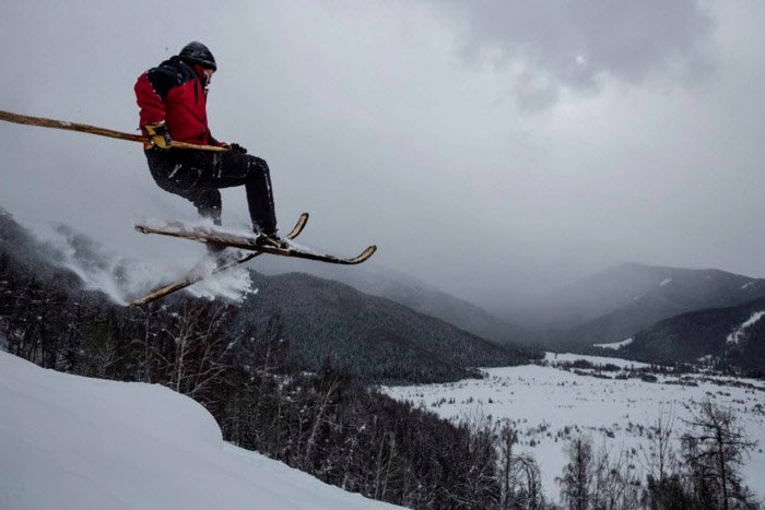 Фотография мужчины на лыжах работы Йонаса Бендиксена.