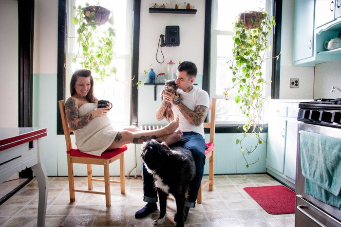 Фотография пары с двумя собаками, отдыхающей на кухне, сделанная Ниной Робинсон