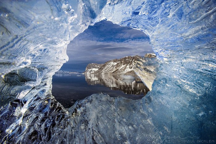 Морской пейзаж, сфотографированный через отверстие во льду Полом Никленом. 