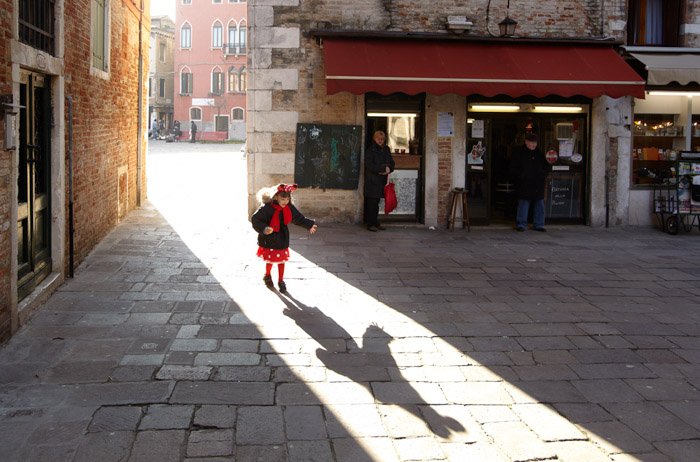 Дэйв Йодер уличная фотография маленькой девочки на городской площади. Известные фотографы, за которыми нужно следить онлайн