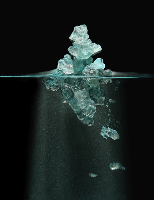 натюрморт с голубыми кристаллами или льдом в еде Роберта Кларка