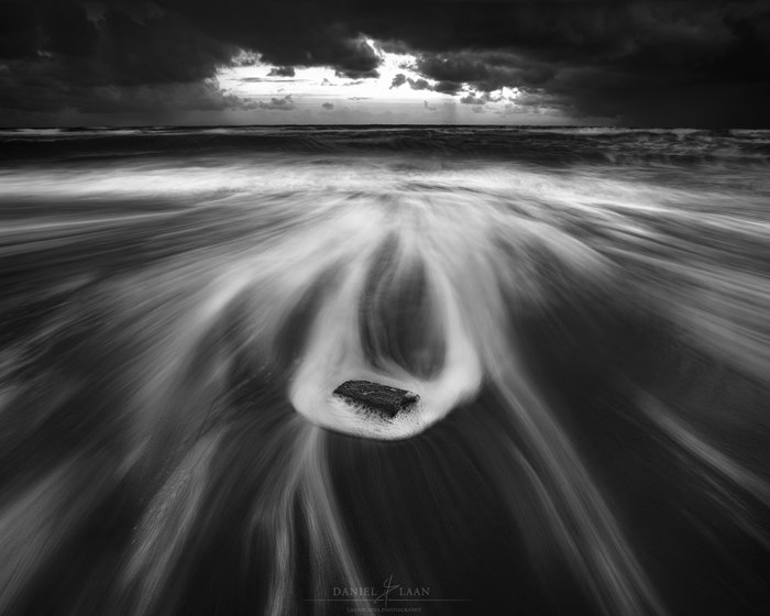 Светящийся снимок берега моря в черно-белых тонах