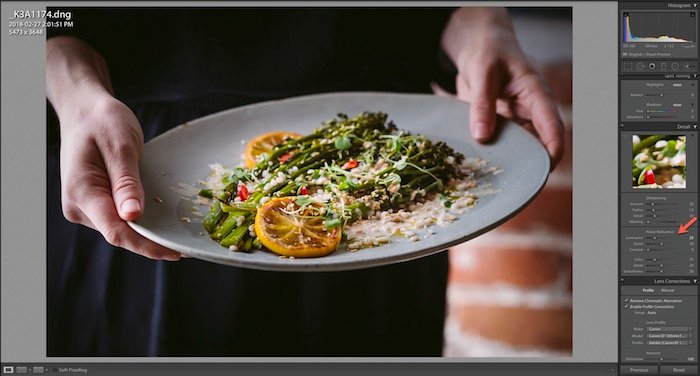 Снимок интерфейса Adobe Lightroom при редактировании крупного плана человека, держащего тарелку с салатом.
