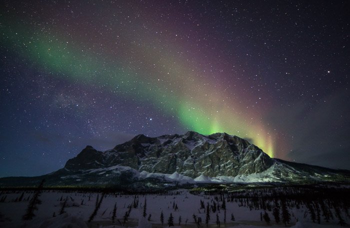 Многоцветные огни Aurora Borealis над горой Сукакпак на севере Аляски.