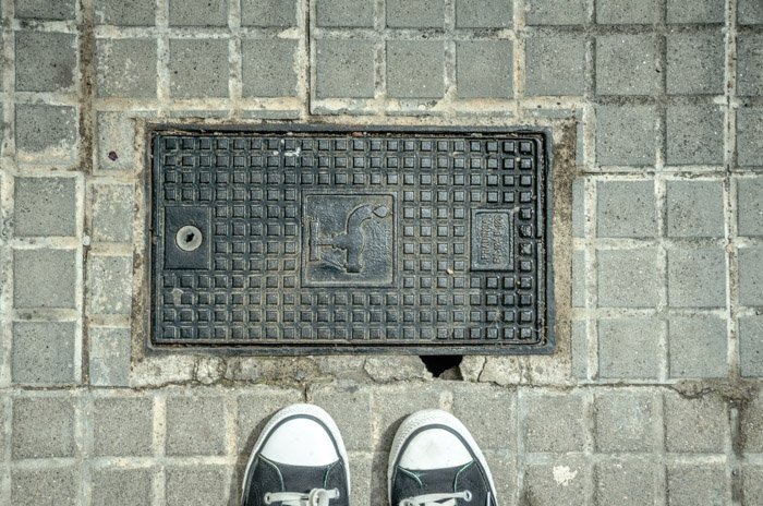 Накладная фотография пары ботинок на бетоне. Советы по фотопрогулке. 