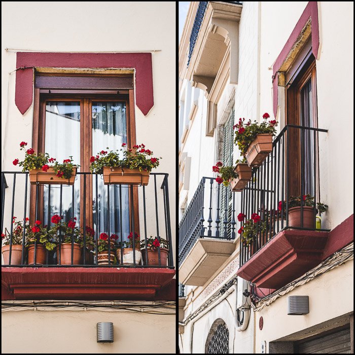 Диптих фотоколлаж, показывающий два разных ракурса оконного балкона с горшками красных цветов, сделанных двумя разными людьми во время одной фотопрогулки.