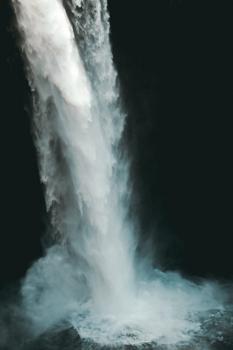Струящийся водопад, бьющий в бассейн с водой