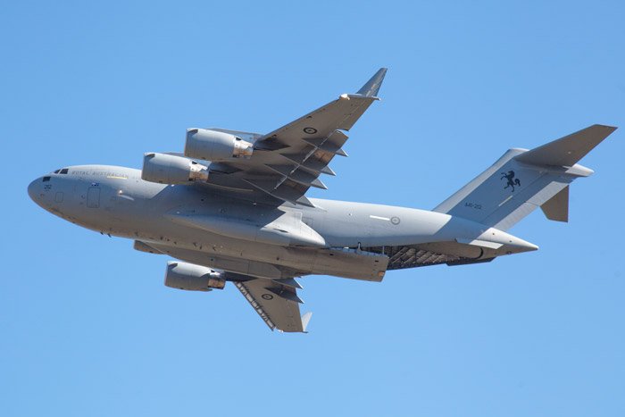 Авиационная фотография летящего самолета на фоне голубого неба - советы по съемке авиашоу