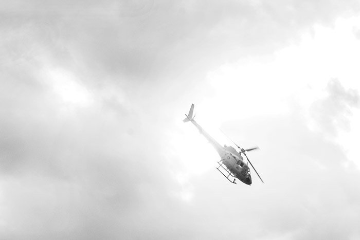 Черно-белая авиационная фотография вертолета в середине полета - съемка авиашоу