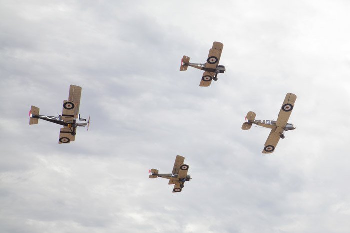 Фотоснимок авиашоу 4 самолетов, летящих в пасмурный день