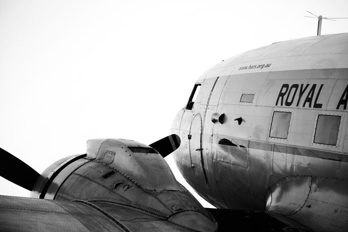 Черно-белая авиационная фотография крупным планом двух самолетов - съемка авиашоу.
