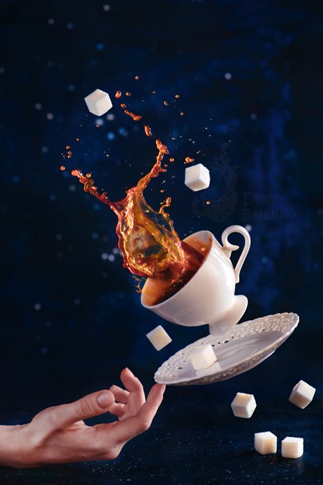 Креативный фотонатюрморт с падающими кофейными чашками на темном фоне