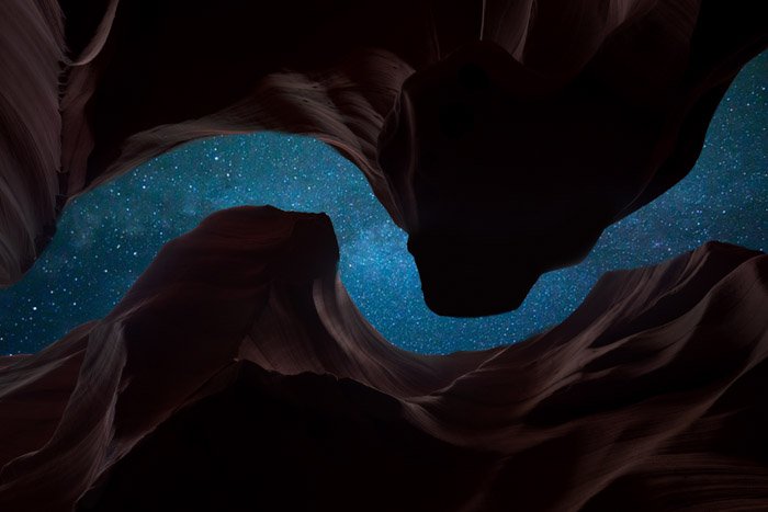 Потрясающий снимок астрофотографии звездного неба в обрамлении скал