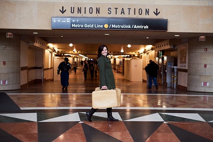 Экологический портрет девушки с чемоданами, позирующей на станции Юнион
