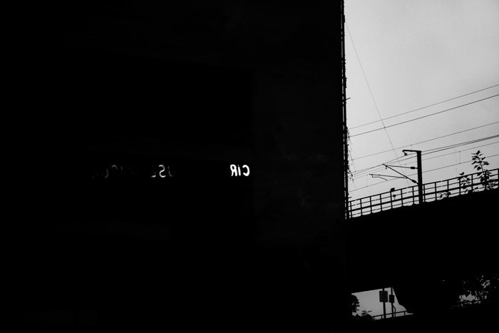 Черно-белая фотография силуэтов зданий. Естественное обрамление фотографии.