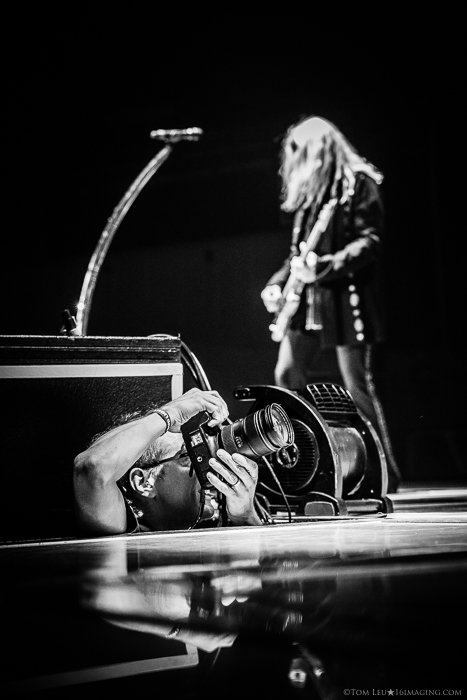 черно-белая фотография фотографа-фрилансера, снимающего концерт