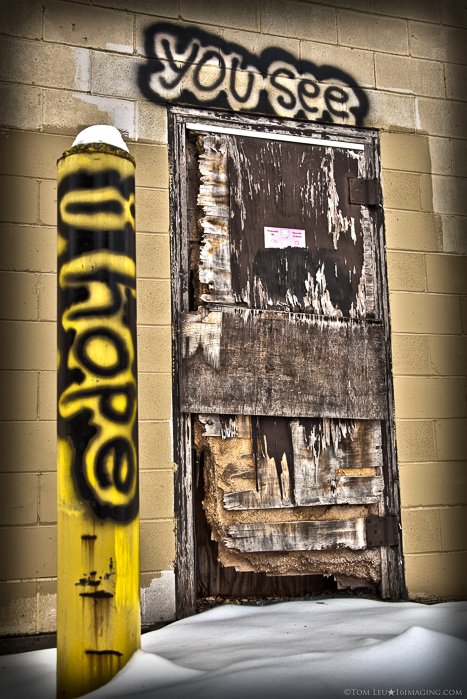 уличная фотография дверного проема с граффити над ним, советы фриланс-фотографа