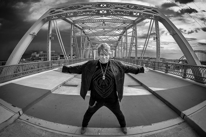 Черно-белый портрет музыканта Микки Джо на мосту