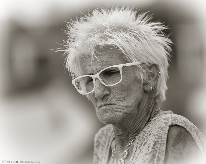 Черно-белый портрет пожилой женщины в очках - советы фотографа-фрилансера