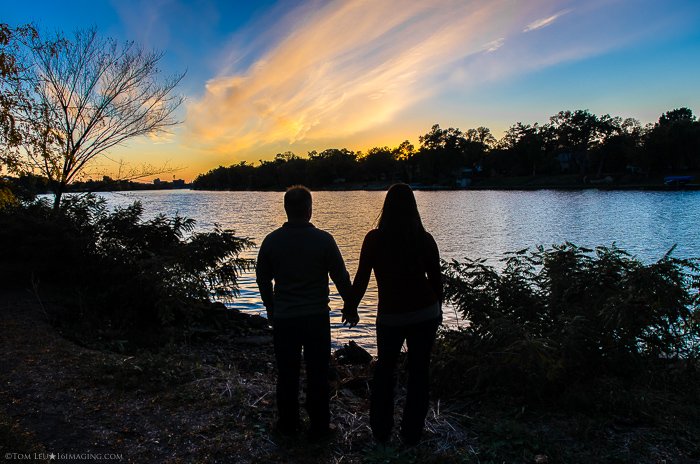 Пара держится за руки на закате - работа фотографа-фрилансера