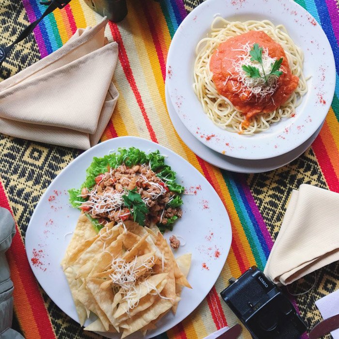Снимок сверху двух тарелок с едой на ярко освещенной скатерти. Советы Instagram для начинающих фотографов.