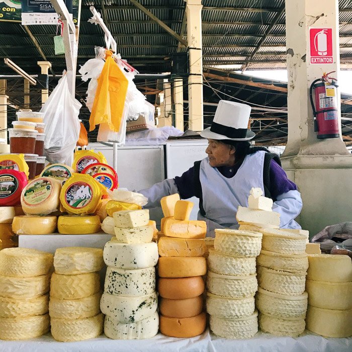 Документальная фотография женщины на сырном рынке, обработанная в VSCO с пресетом c3. Советы по фотосъемке в социальных сетях.