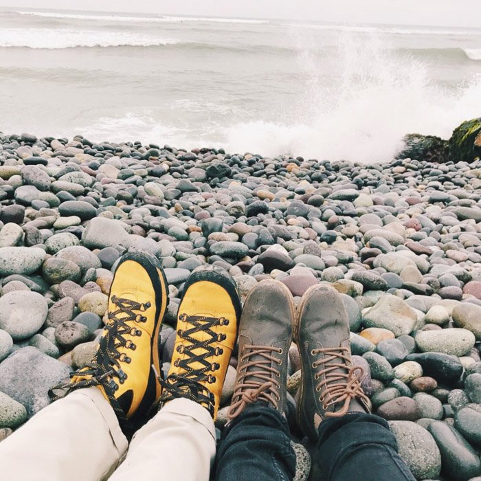 Снимок пляжного пейзажа с ногами двух людей на переднем плане. Советы Instagram для начинающих фотографов.