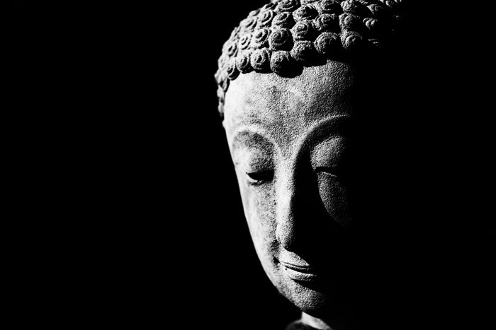 Монохромный фотопортрет статуи Будды.