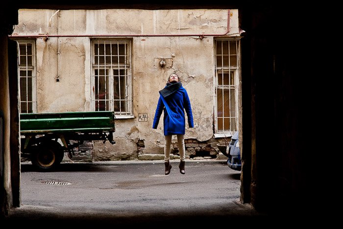 Фотопортрет девушки, прыгающей в естественном свете во дворах Санкт-Петербурга