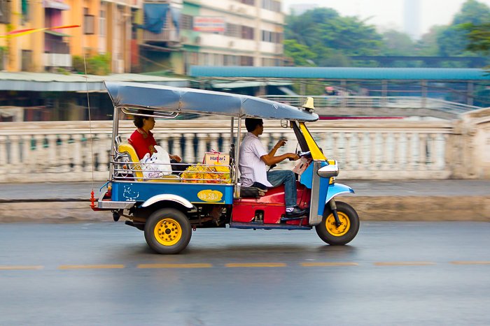 Фотография тук-тука с пассажиром в Бангкоке