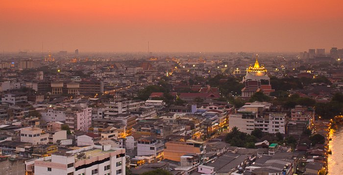 Вид на городской пейзаж Бангкока с Золотой горой вдали на закате. 