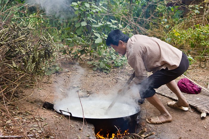 Мужчина делает рисовый виски в деревне меньшинств в Май Чау во Вьетнаме. 