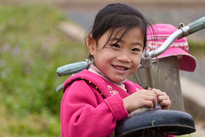 Портретная фотография девушки в деревне меньшинств в Май Чау во Вьетнаме, 