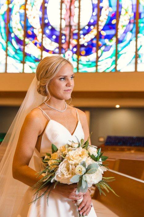 Портрет невесты с цветами в церкви - фотосвет