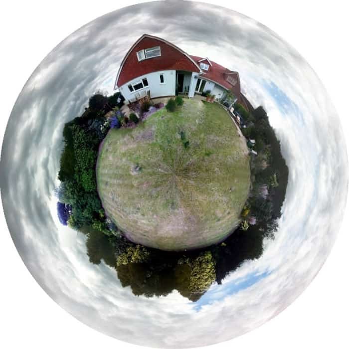 Мини-панорама дома и сада, расположенных компактно в форме круга