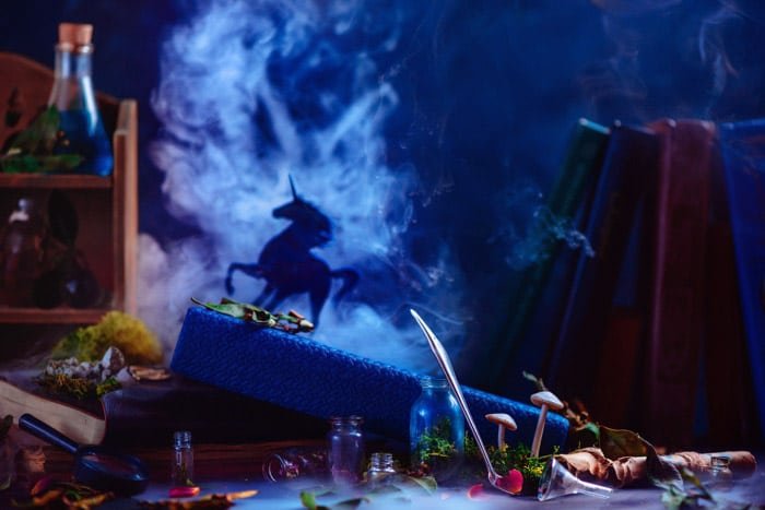 Дымный натюрморт с изображением стеклянных бутылок с силуэтами единорога и клубящегося дыма
