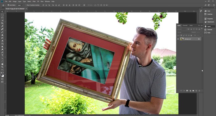 Скриншот редактирования в Photoshop изображения мужчины, держащего картину в рамке - эффект дросте шаг первый