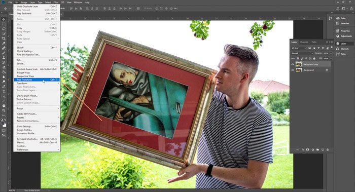Скриншот редактирования в Photoshop фотографии мужчины, держащего картину в рамке