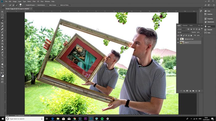 Скриншот редактирования в Photoshop фотографии мужчины, держащего картину в рамке - дросте-эффект шаг четвертый