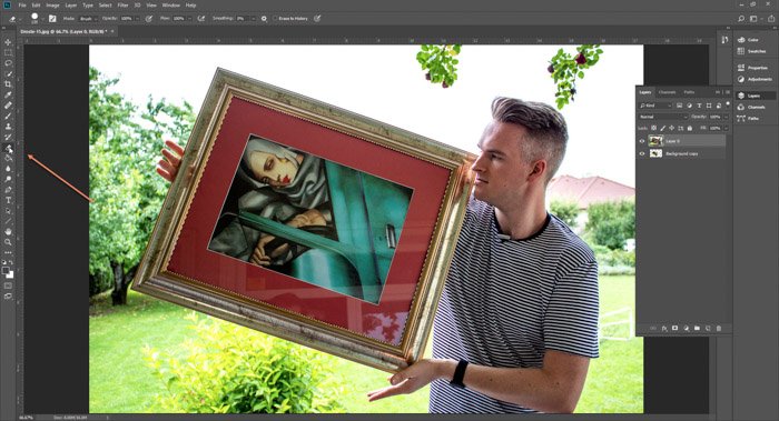 Скриншот редактирования в Photoshop фотографии мужчины, держащего картину в рамке - дросте-эффект шаг восьмой
