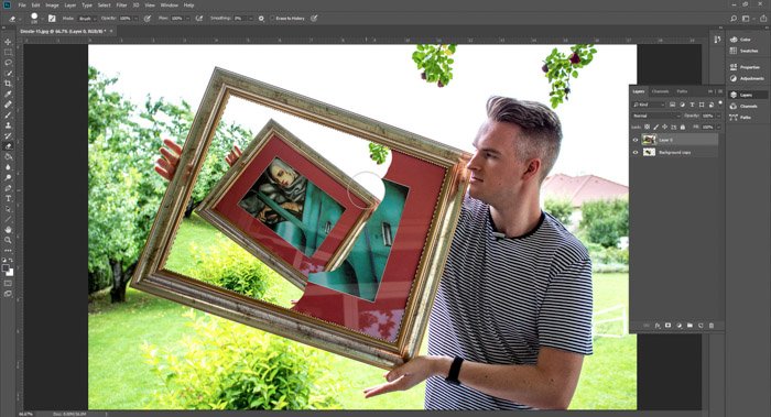 Скриншот редактирования в Photoshop фотографии мужчины, держащего картину в рамке - дросте-эффект шаг девятый