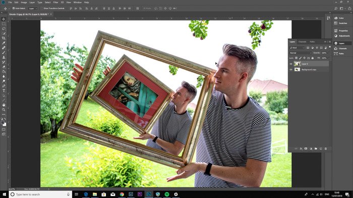 Скриншот редактирования в Photoshop фотографии мужчины, держащего картину в рамке - эффект дросте шаг десятый