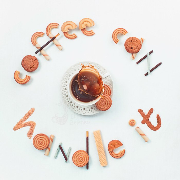 Снимок фуд-арта с изображением кофейных чашек, блюдец, печенья с надписью 